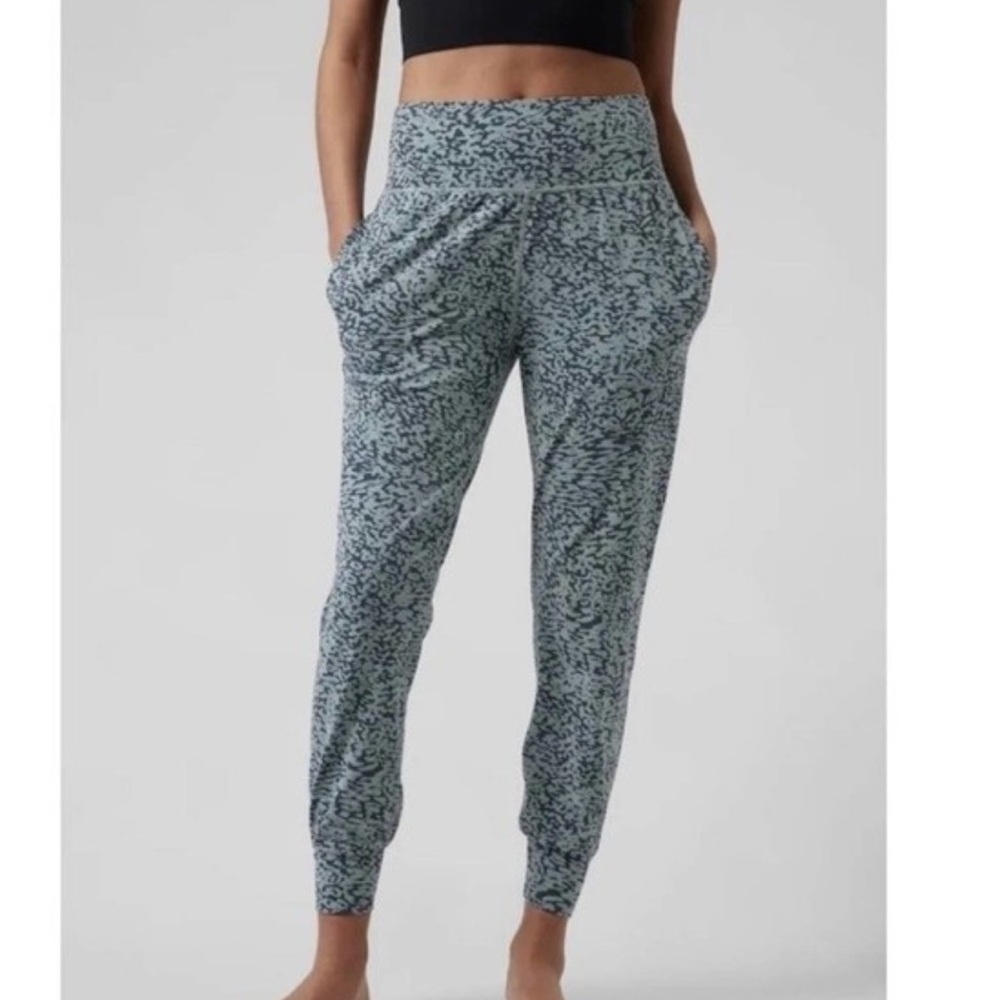 Athleta Salutation joggers woman’s size Large